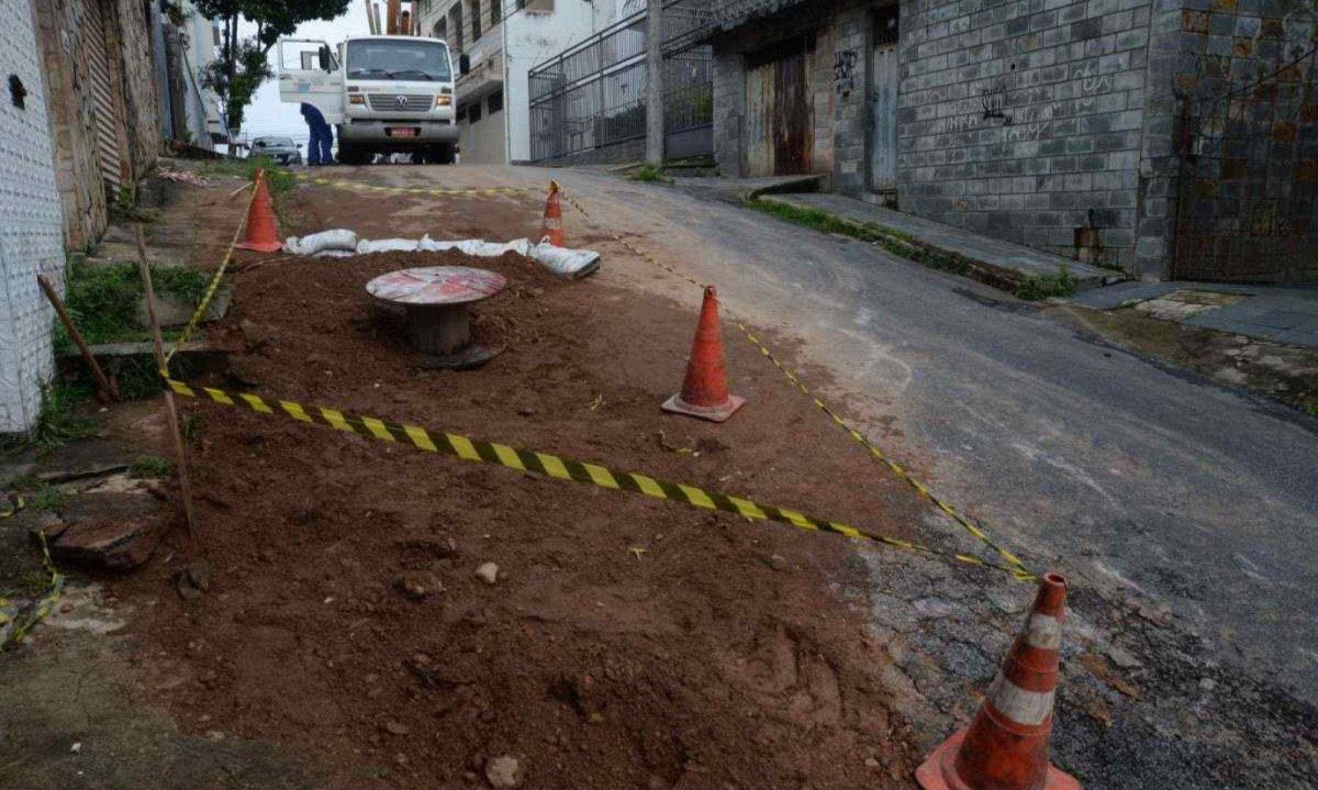 Cratera que se abriu na Rua Costa Monteiro, no Bairro Sagrada Família, na Região Leste de Belo Horizonte, foi tampada pela Copasa -  (crédito: Túlio Santos/EM/D.A Press)