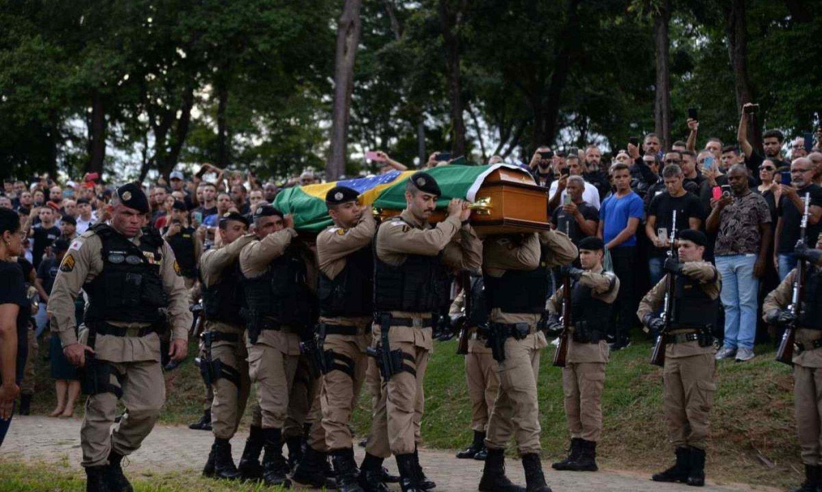 Enterro do Sargento Roger Dias, no Bosque da Esperanca
       -  (crédito:  Tulio Santos/EM/D.A.Press. )