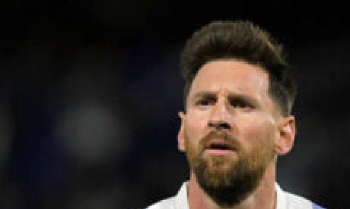  Argentina's forward #10 Lionel Messi gestures during the 2026 FIFA World Cup South American qualifiers football match between Argentina and Peru at the La Bombonera stadium in Buenos Aires on November 19, 2024. (Photo by JUAN MABROMATA / AFP)
     -  (crédito:  AFP)