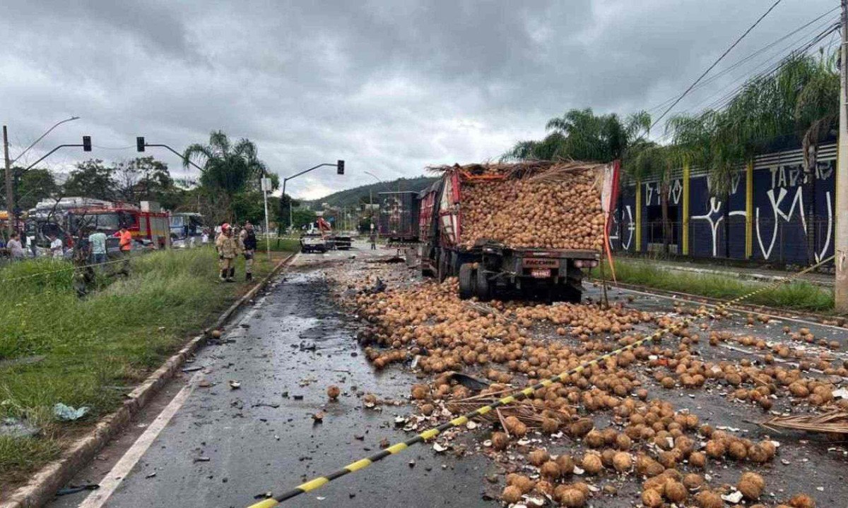 Com a batida, a carga de cocos de um dos caminhões está espalhada pela pista sentido Betim -  (crédito: Edésio Ferreira/EM/D.A Press)