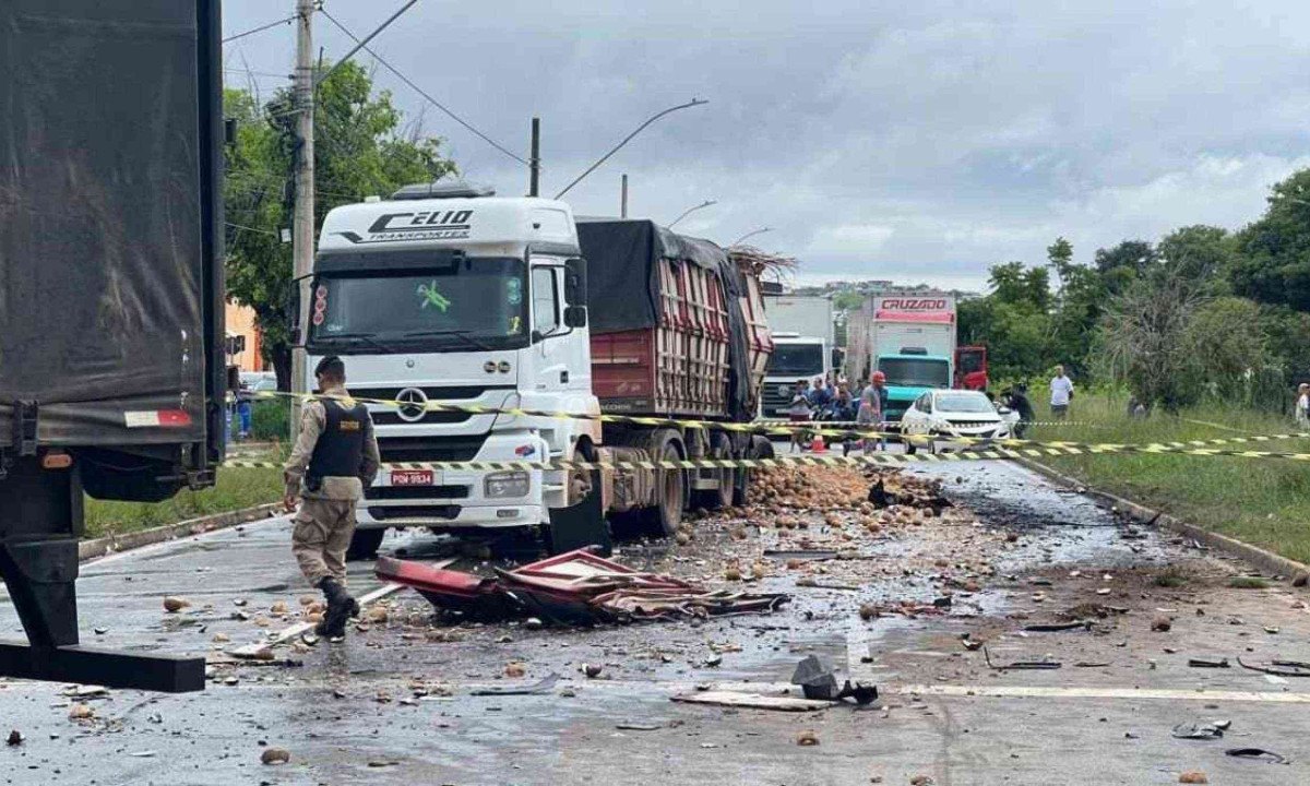 Via Expressa de Contagem est&aacute; fechada devido a acidente entre caminh&otilde;es e carros -  (crédito: Edesio Ferreira/EM/D.A Press)
