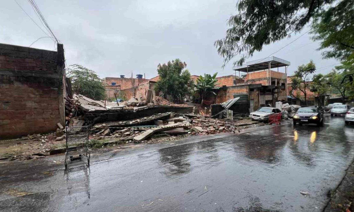 Casa desaba no bairro São Gabriel nesta sexta-feira (27/12) -  (crédito: Edésio Ferreira/EM/D.A Press)