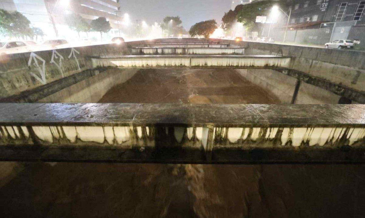 Chuvas fortes em BH no in&iacute;cio do m&ecirc;s aumentaram o volume de &aacute;gua no Ribeir&atilde;o Arrudas -  (crédito: Marcos Vieira /EM/DA. Press)