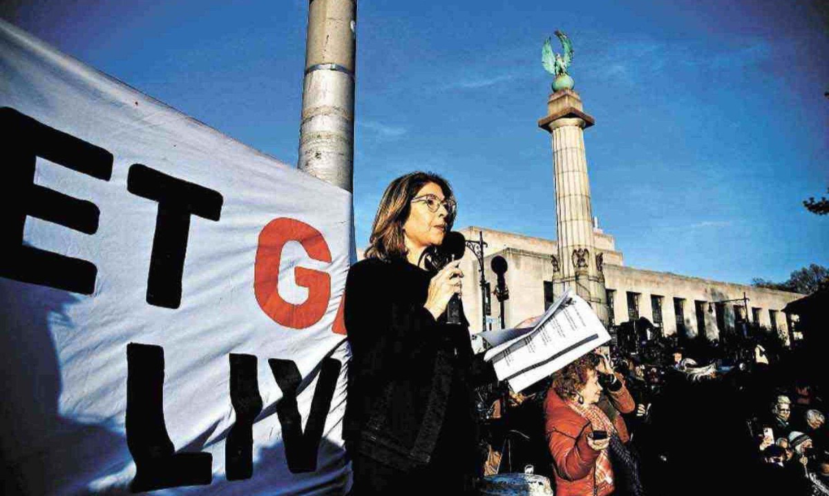 A autora canadense Naomi Klein fala enquanto manifestantes judeus protestam perto da casa do líder da maioria no Senado dos EUA, Chuck Schumer, 
no bairro do Brooklyn, em Nova York. durante a segunda noite da Páscoa,
 em 23 de abril de 2024, eles pediram a schumer que pare de armar Israel -  (crédito: afp)