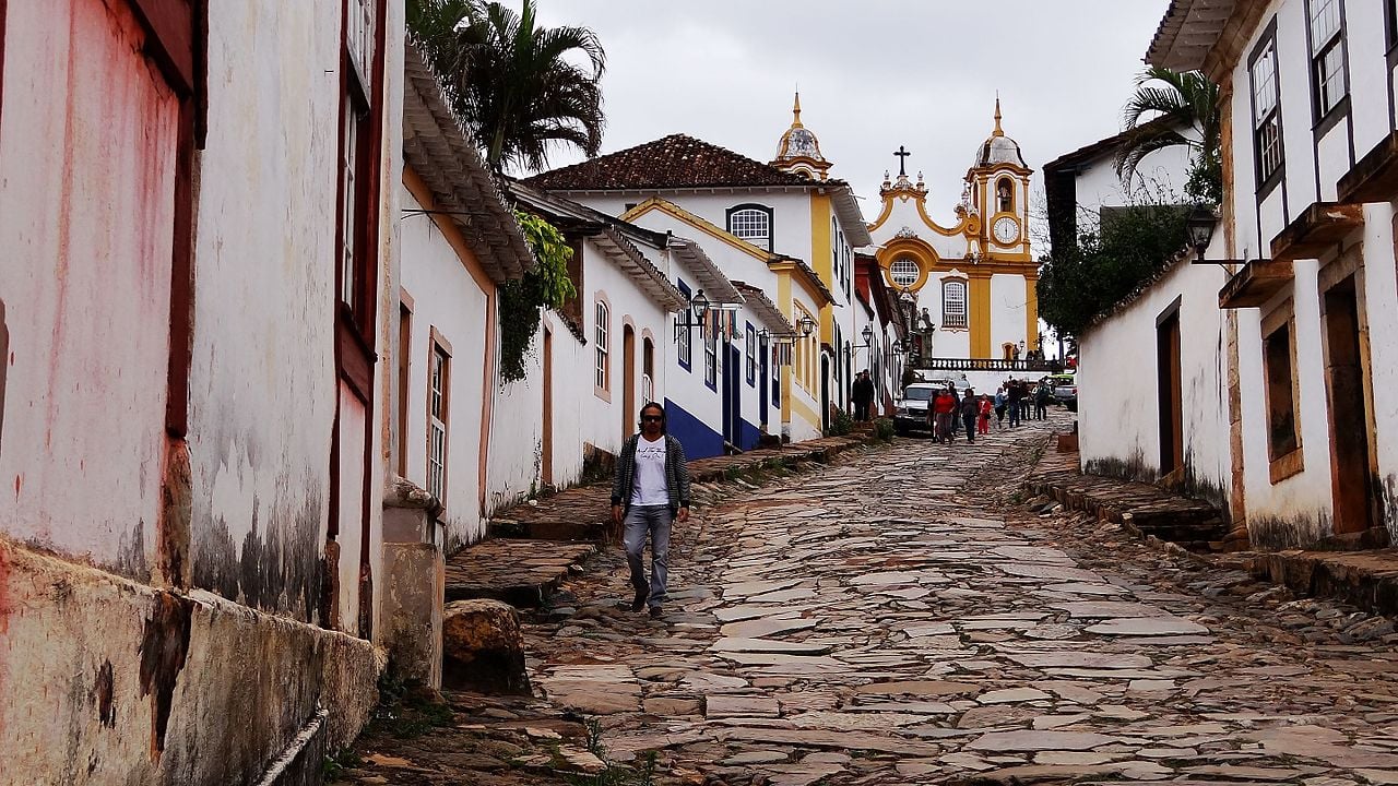 5º lugar - TIRADENTES  (MG) - O município que recebe o nome do herói da Inconfidência recebe cerca de 280 mil turistas por ano. Fica na região central do estado, a 190 km de Belo Horizonte.  Ocupa 80 km², sendo que 5 km² estão em perímetro urbano. Tiradentes tem cerca de 7.800 habitantes. 