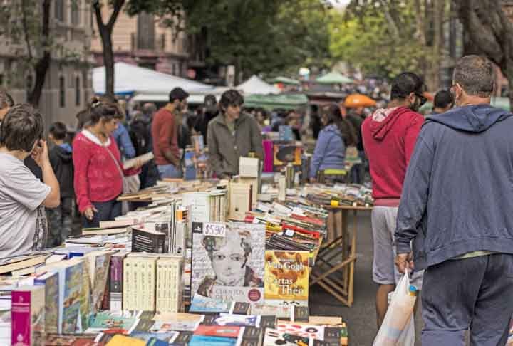 A feira Tristán Narvaja tem mais de 100 anos de história e é considerada uma das maiores da América do Sul. Acontece todos os domingos na rua de mesmo nome. Tristán Narvaja, no bairro Cordón de Montevidéu, Uruguai.