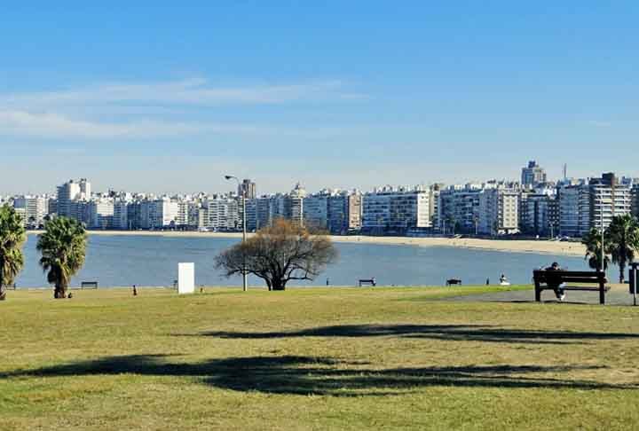 Uma das praias mais famosas de Montevidéu é a playa Pocitos, que, assim como a maioria das praias na cidade, recebe o nome de seu bairro. Ela está localizada em uma área residencial de Montevidéu e é bastante frequentada por moradores da região, além dos turistas, durante o calor no país.