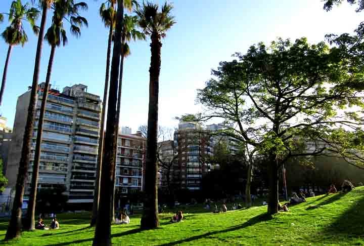 O Parque Villa Biarritz, em Montevidéu, é onde acontece uma feira de artesanato bastante famosa na cidade. Ela também possui uma variedade enorme de antiguidades.