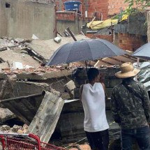 Casa desaba no Bairro São Gabriel, em BH: veja fotos - Edésio Ferreira/EM/D.A Press