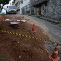 Chuvas abrem cratera de dois metros de profundidade em rua de BH - Túlio Santos/EM/D.A Press