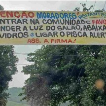 Criminosos colocam faixas com aviso para motoristas em comunidade do Rio