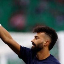 Jogador de seleção é convocado a depor para explicar abraço em torcedora - No Ataque Internacional