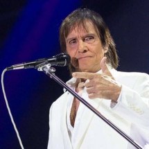 Roberto Carlos fica irritado e ameaça parar show em Recife