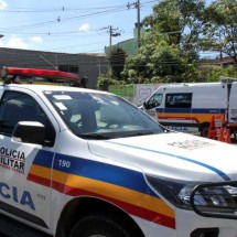 De acordo com a PMMG, a condutora disse para a corporação que perdeu o controle do automóvel ao manobrar ladeira que dá acesso à casa -  (crédito: Jair Amaral/EM/D.A Press. Brasil - Belo Horizonte-MG)