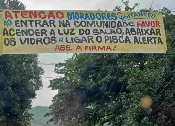 Faixa dá ordens a motoristas que entram na comunidade da Zona Seca, no Rio de Janeiro -  (crédito: reprodução/redes sociais)