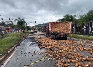 Com a batida, a carga de cocos de um dos caminhões está espalhada pela pista sentido Betim -  (crédito: Edésio Ferreira/EM/D.A Press)