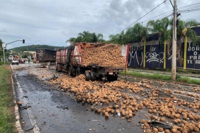 Acidente fecha Via Expressa de Contagem -  (crédito: Corpo de Bombeiros)