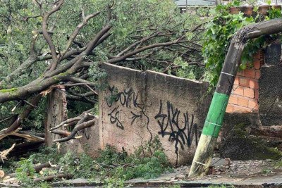 A queda no Bairro Cachoeirinha ocorreu na manhã de mais um dia de intensa chuva em BH -  (crédito: Edésio Ferreira/EM/D.A Press)