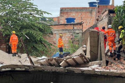 Casa desabou no Bairro São Gabriel, em BH, na manhã desta sexta (27) -  (crédito: Edésio Ferreira/EM/D.A Press)