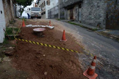 Cratera que se abriu na Rua Costa Monteiro, no Bairro Sagrada Família, na Região Leste de Belo Horizonte, foi tampada pela Copasa -  (crédito: Túlio Santos/EM/D.A Press)