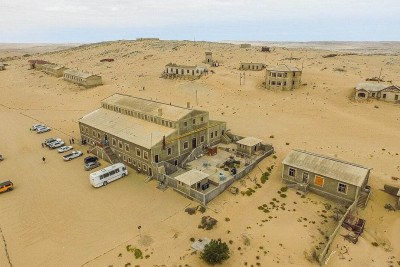 Um lugar que foi próspero hoje corre o risco de sumir do mapa. É que pode acontecer com a cidade de Kolmanskop, na Namíbia. Entenda essa história no Flipar! -  (crédito: wikimedia commons SkyPixels)