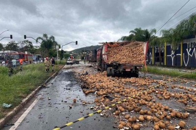 Com a batida, a carga de cocos de um dos caminhões está espalhada pela pista sentido Betim -  (crédito: Edésio Ferreira/EM/D.A Press)