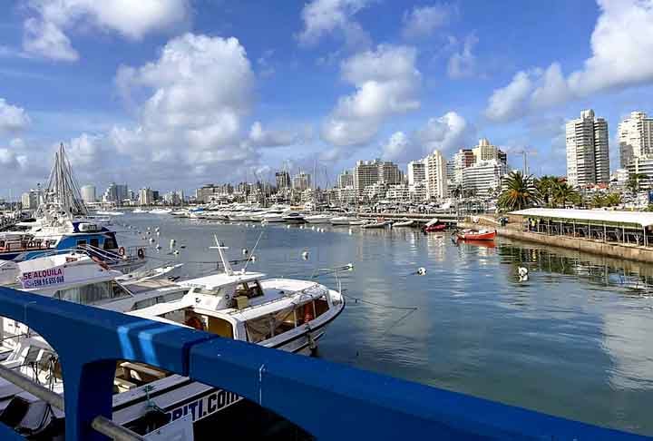 Punta del Este é conhecida como a St. Tropez do Uruguai, graças às suas belas praias, resorts fabulosos e clubes noturnos sofisticados. O nome significa e descreve o lugar. A pontinha da península marca a divisão entre o Oceano Atlântico (o mar aberto) e o Rio da Prata (a baía).