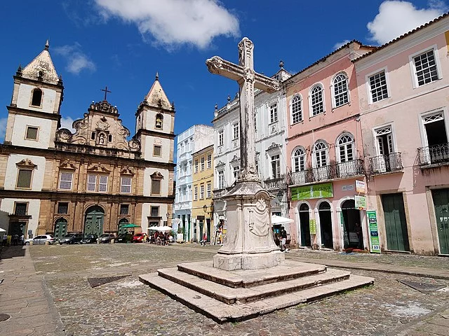 Destacam-se em Salvador belas igrejas, como a de São Francisco, na Praça Anchieta. 