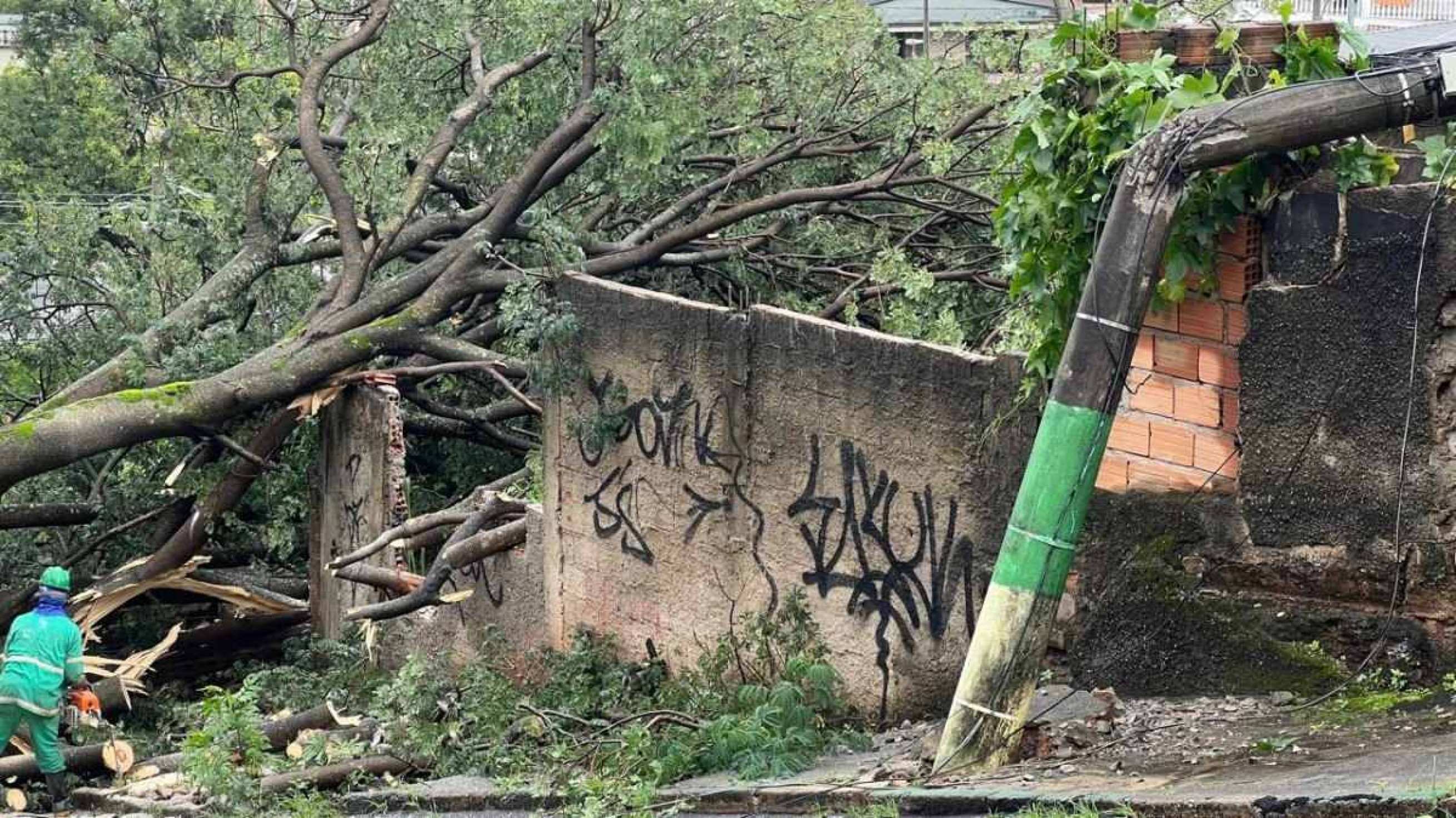 A queda no Bairro Cachoeirinha ocorreu na manhã de mais um dia de intensa chuva em BH