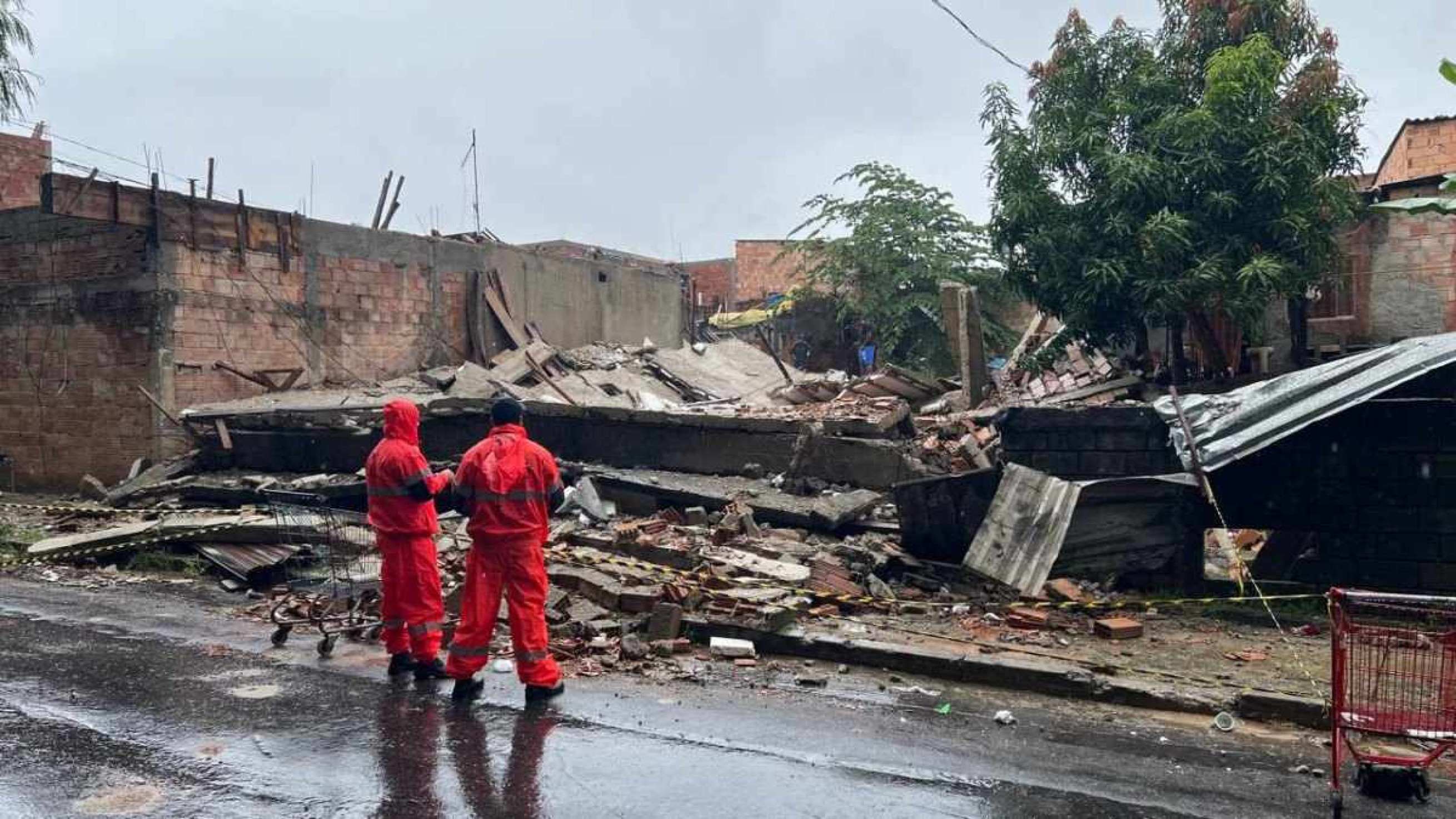 Uma equipe da Defesa Civil também foi deslocada para a ocorrência