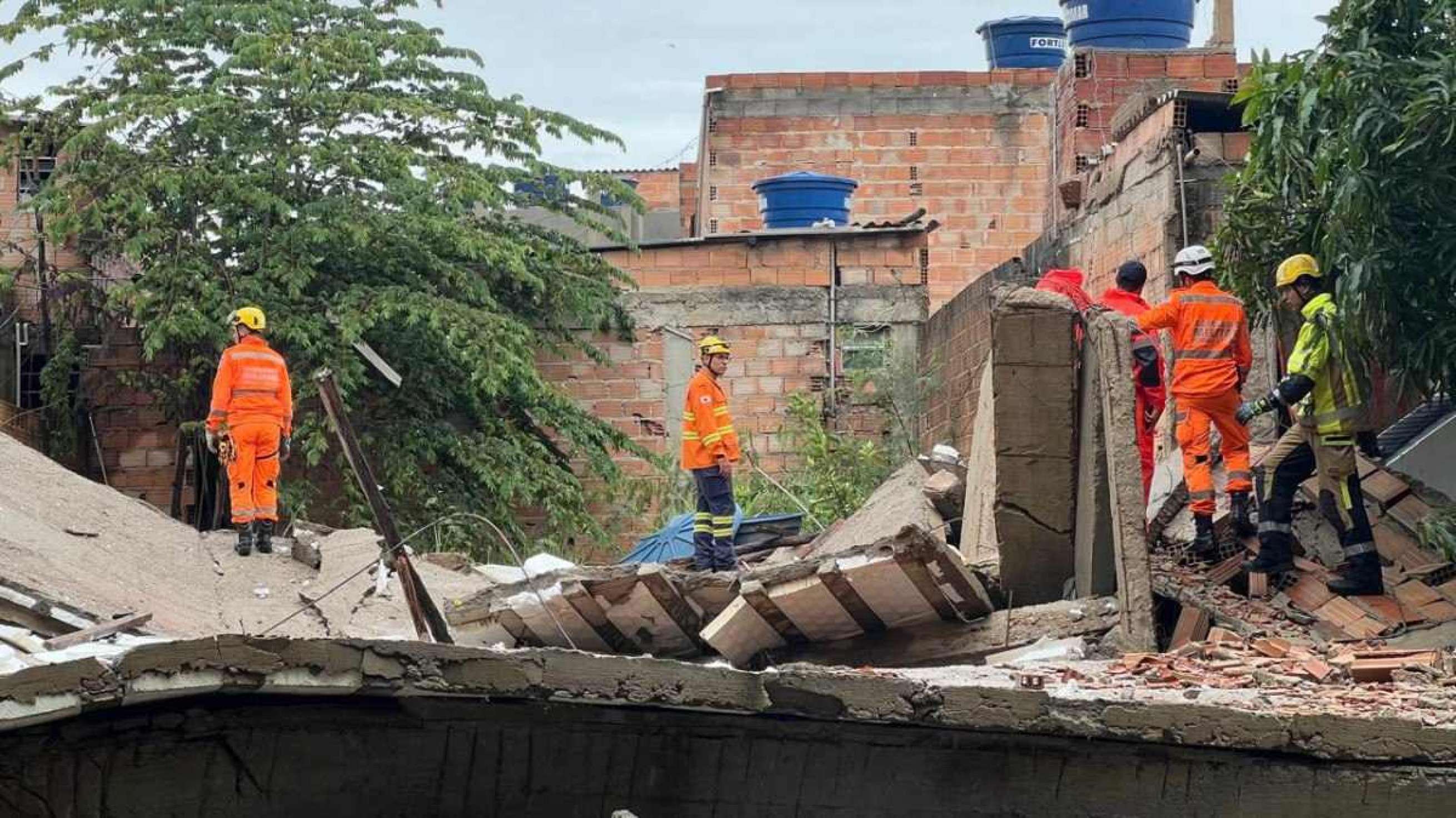 Casa desabou no Bairro São Gabriel, em BH, na manhã desta sexta (27)