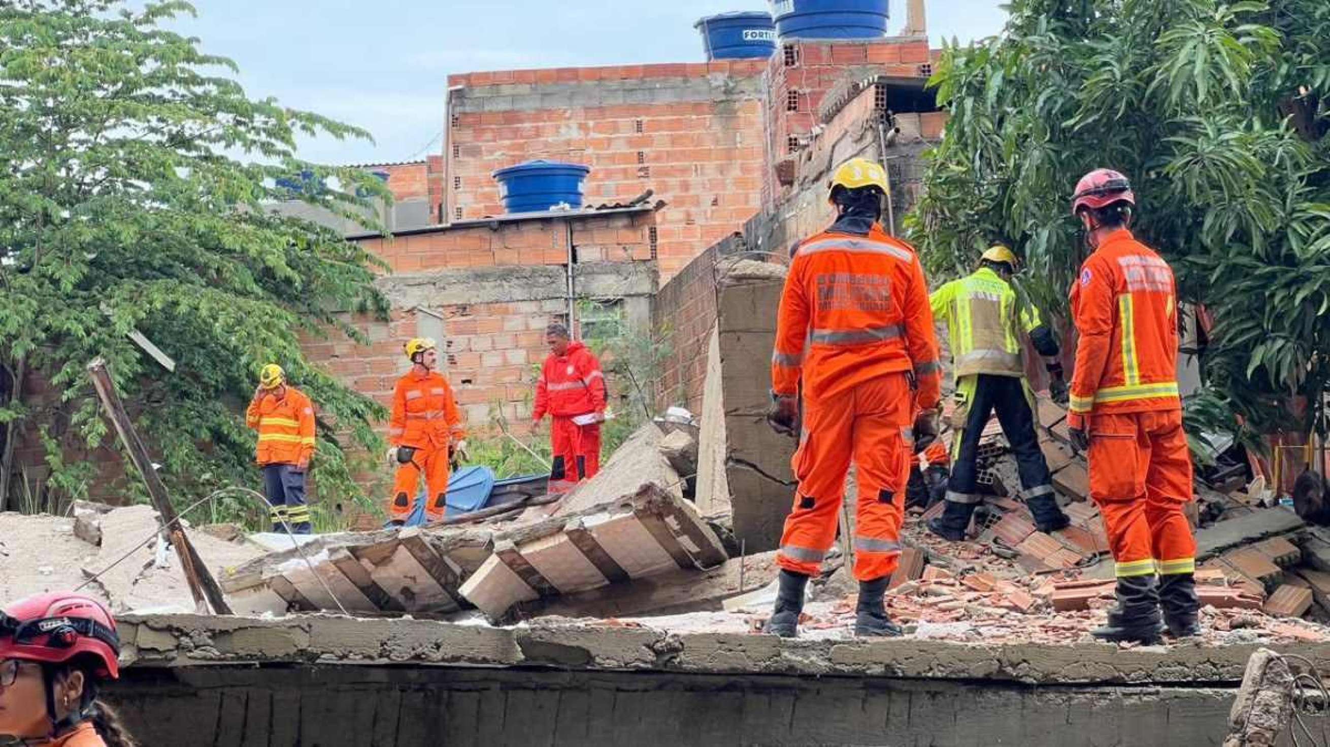 Casa desabou no Bairro São Gabriel, em BH, na manhã desta sexta (27)