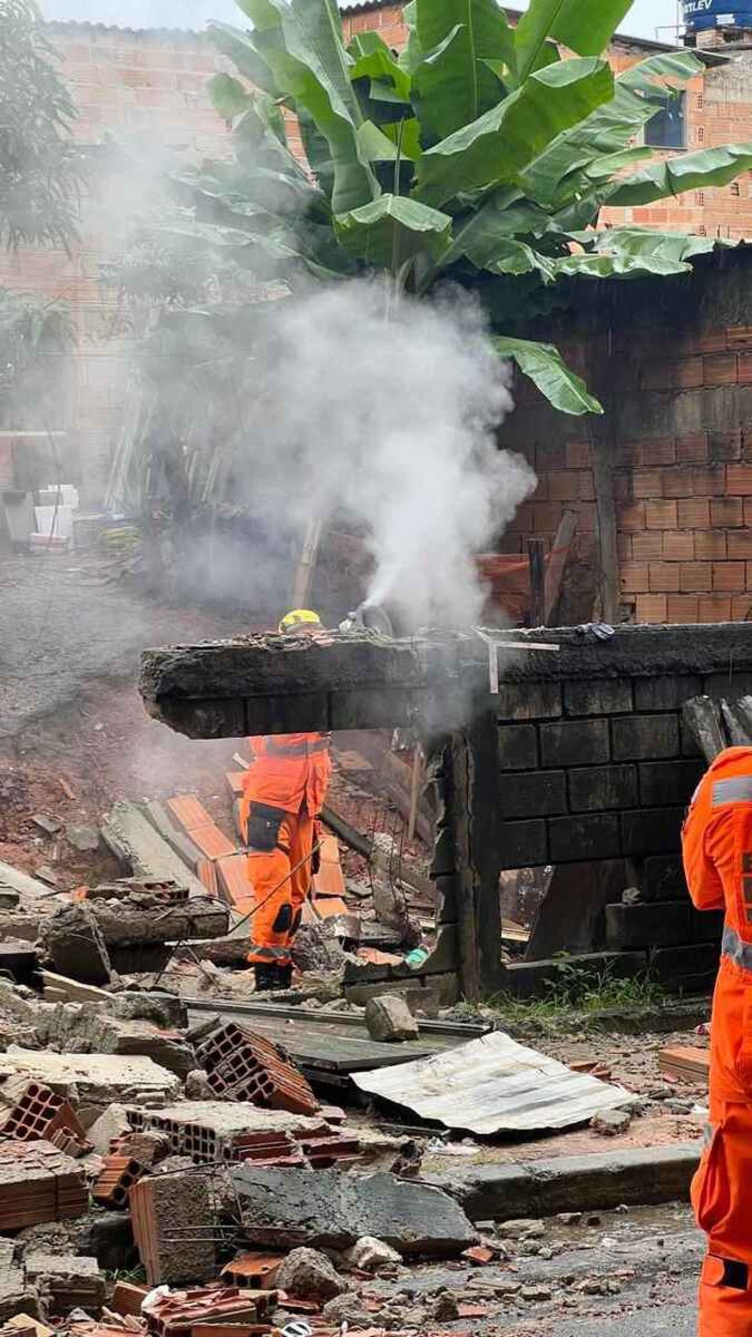 Bombeiros retiram escombros na casa que desabou no Bairro São Gabriel