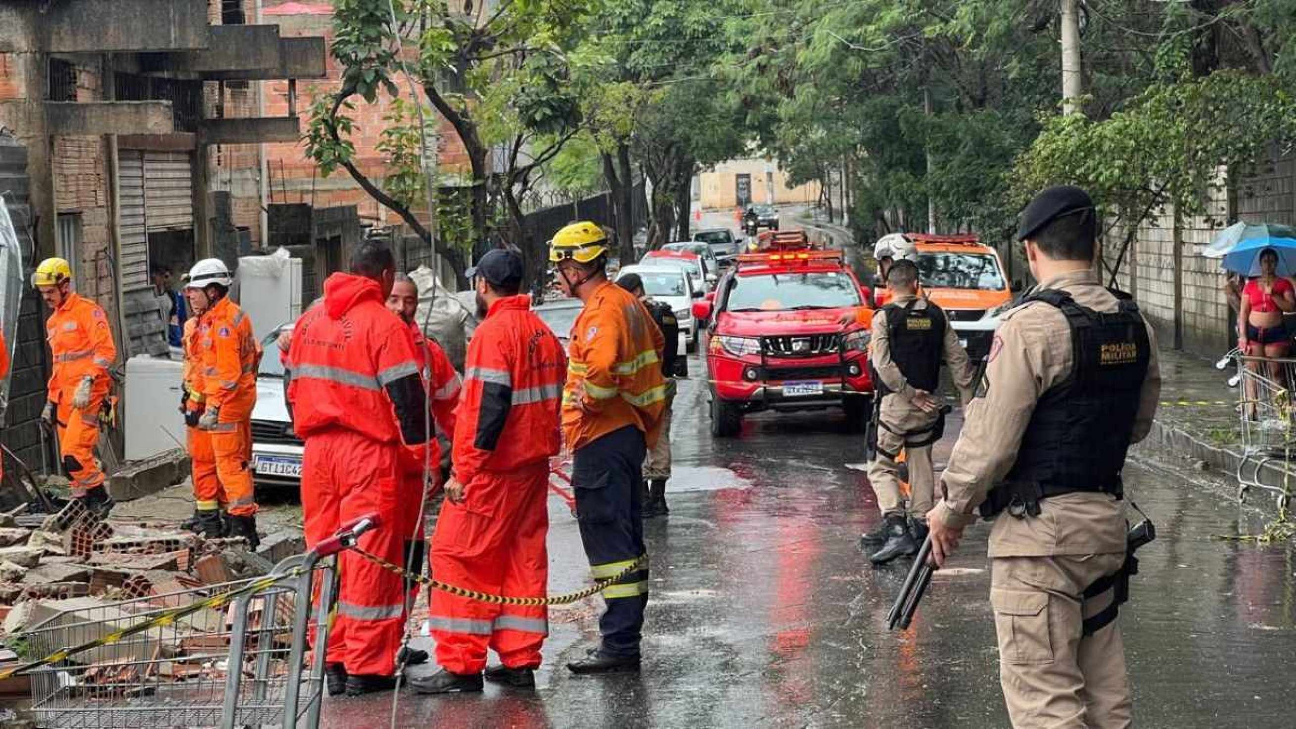 Bombeiros e PM foram deslocados para o endereço onde a casa desabou no São Gabriel