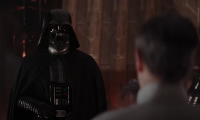  É difícil achar erros ou incoerências no filme, sério e direto o tempo todo. O fim também é brilhante, com a épica e empolgante aparição de Darth Vader.