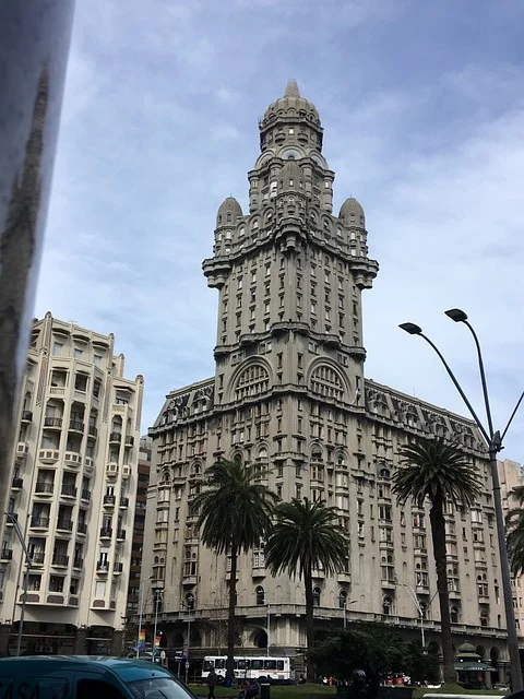 O Uruguai é o segundo menor país da América do Sul e a sua paisagem é constituída principalmente por planícies e colinas baixas (coxilhas), com uma planície costeira fértil. A terra está ocupada na sua maior parte por pradarias, ideais para a criação de bovinos e ovinos. O país tem um litoral de 660 km de extensão.