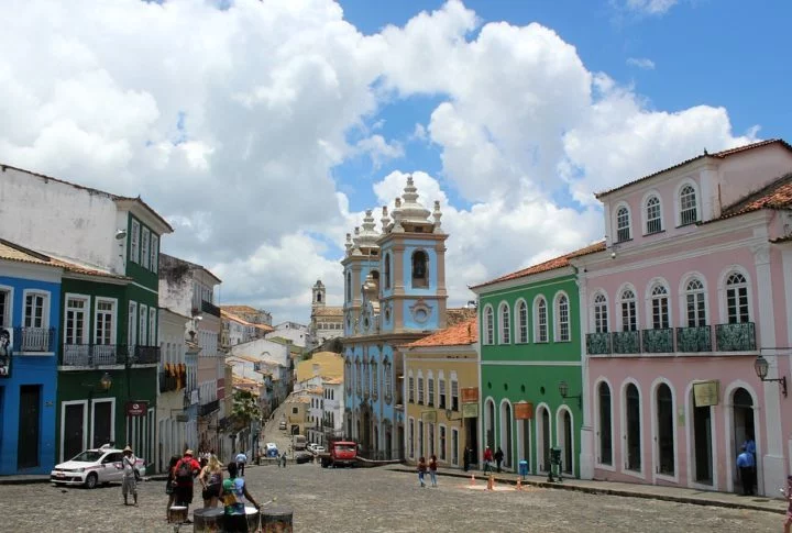 O Centro Histórico de Salvador é conhecido pela sua arquitetura colonial portuguesa com monumentos históricos que datam do século XVII até o início do século XX.  Destaque para o famoso Largo do Pelourinho, é Patrimônio Mundial pela Unesco desde 1985. 