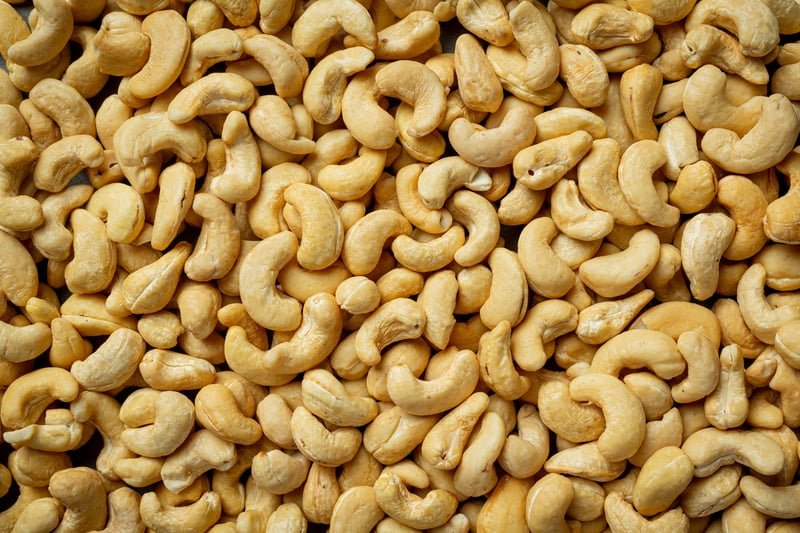 A castanha de caju, rica em gorduras saudáveis e proteínas, é um produto com grande valor de mercado e desempenha um papel importante na balança comercial brasileira.