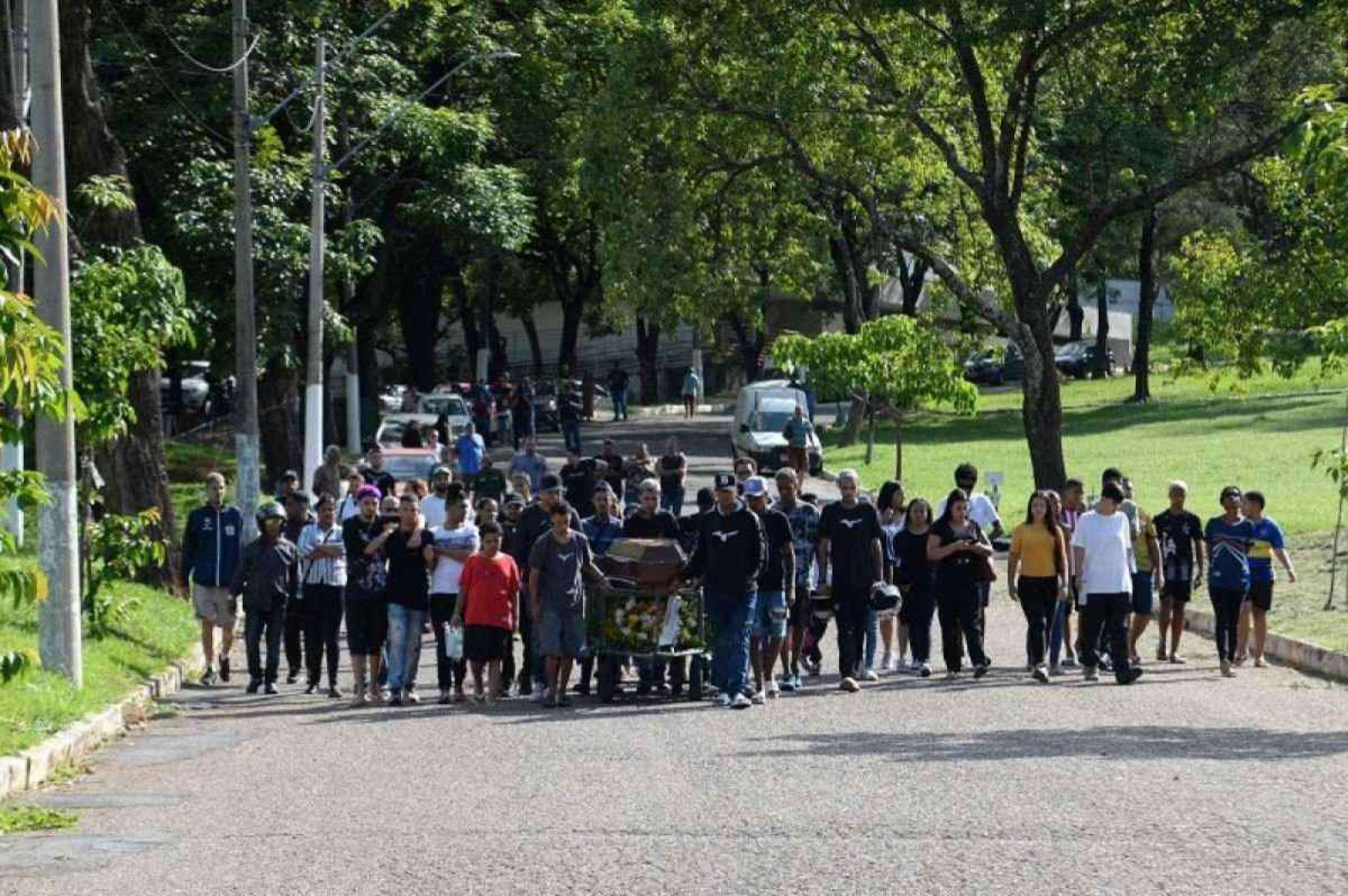 Katy Emanuela foi sepultada no Cemitério da Paz, no Bairro Caiçara, na Região Noroeste de Belo Horizonte, na tarde desta quinta-feira (12/12)