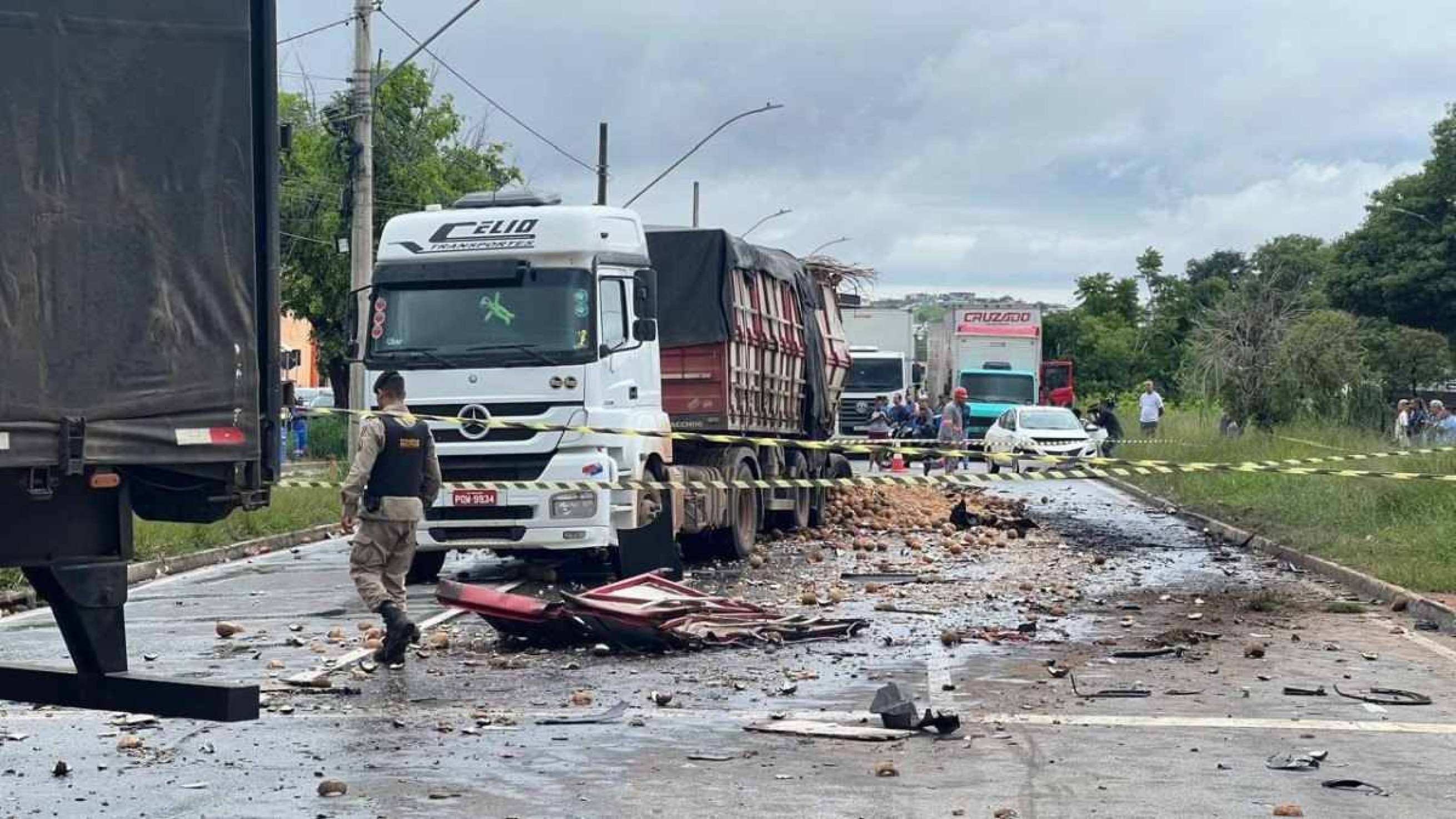 Acidente com caminhões e carros espalha cocos e fecha Via Expressa