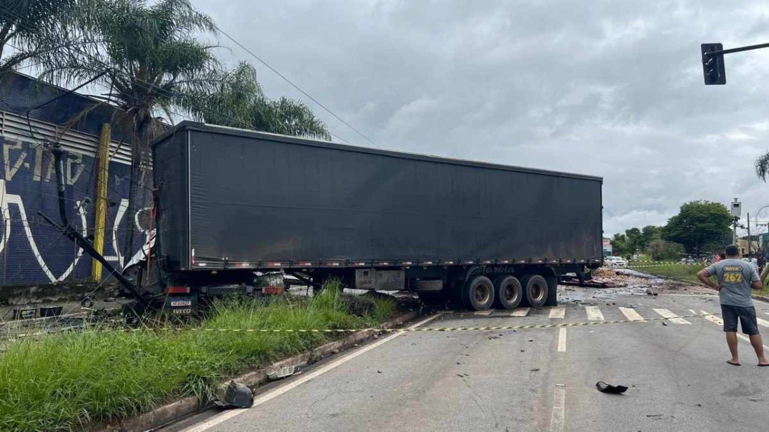 Via Expressa de Contagem está fechada devido a acidente entre caminhões e carros