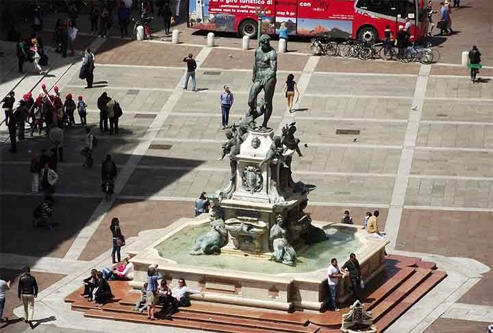 FONTE DE NEPTUNO - Itália - Localizada em Bolonha, esta fonte do século XVI apresenta uma imponente estátua de Netuno e é um símbolo da cidade, situada na Piazza del Nettuno.