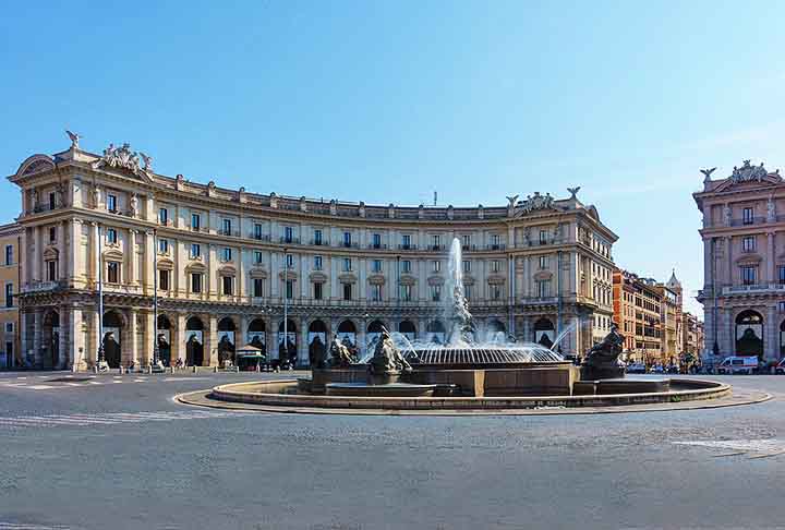 FONTE DE PIAZZA DELLA REPUBBLICA - Florença - Inaugurada em 1865, esta fonte é conhecida por sua majestosa escultura de Netuno. Situada em uma das praças mais movimentadas da cidade, ela combina beleza arquitetônica e cultural.