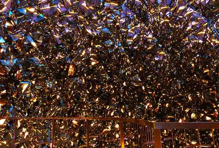 A marca é renomada por seus cristais de alta qualidade, utilizados em diversos produtos, que vão desde joias e acessórios até itens de decoração e arte.