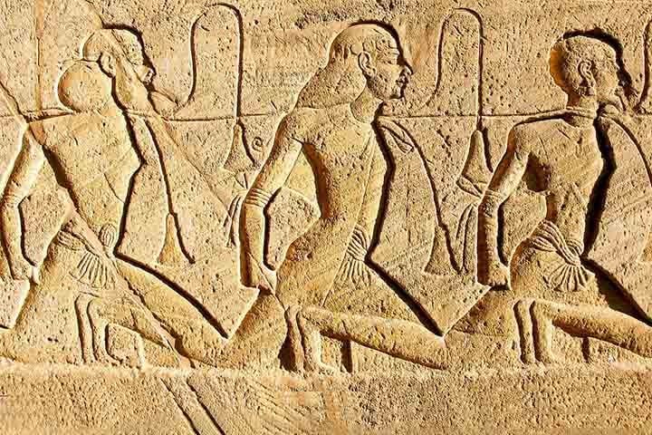 O bloco de calcário tem cerca de 3,8 metros de altura e retrata Ramsés sentado portando uma coroa dupla e um adorno de cabeça com uma cobra real, disse Bassem Jihad, chefe da equipe egípcia da missão.