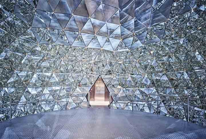 Os cristais Swarovski são conhecidos por seu processo de corte e polimento que maximiza o brilho e o reflexo da luz.