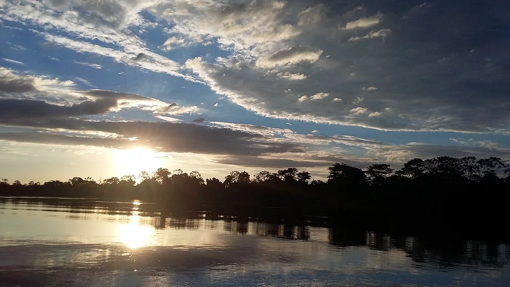 PARANÁ  - Formado pela junção de 'pa'ra' com 'aña', que significa 'semelhante, parecido. No caso, indicaria um rio parecido com mar. 