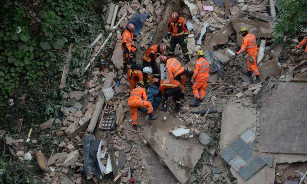 Buscas tiveram de ser interrompidas devido à forte chuva que cai no local -  (crédito: Túlio Santos/EM/D.A Press)