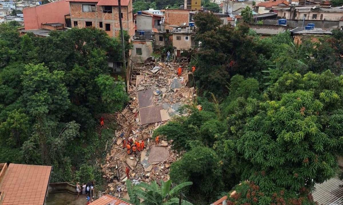 Casa de dois andares desabou no bairro Paraíso, em BH -  (crédito: Túlio Santos/EM/D.A Press)