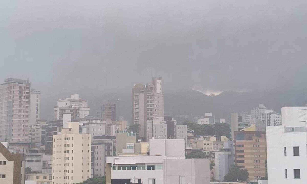 Vista da Serra do Curral encoberta por nuvens durante chuva no bairro Santo Antônio, em Belo Horizonte -  (crédito: Benny Cohen/EM/D.A Press)